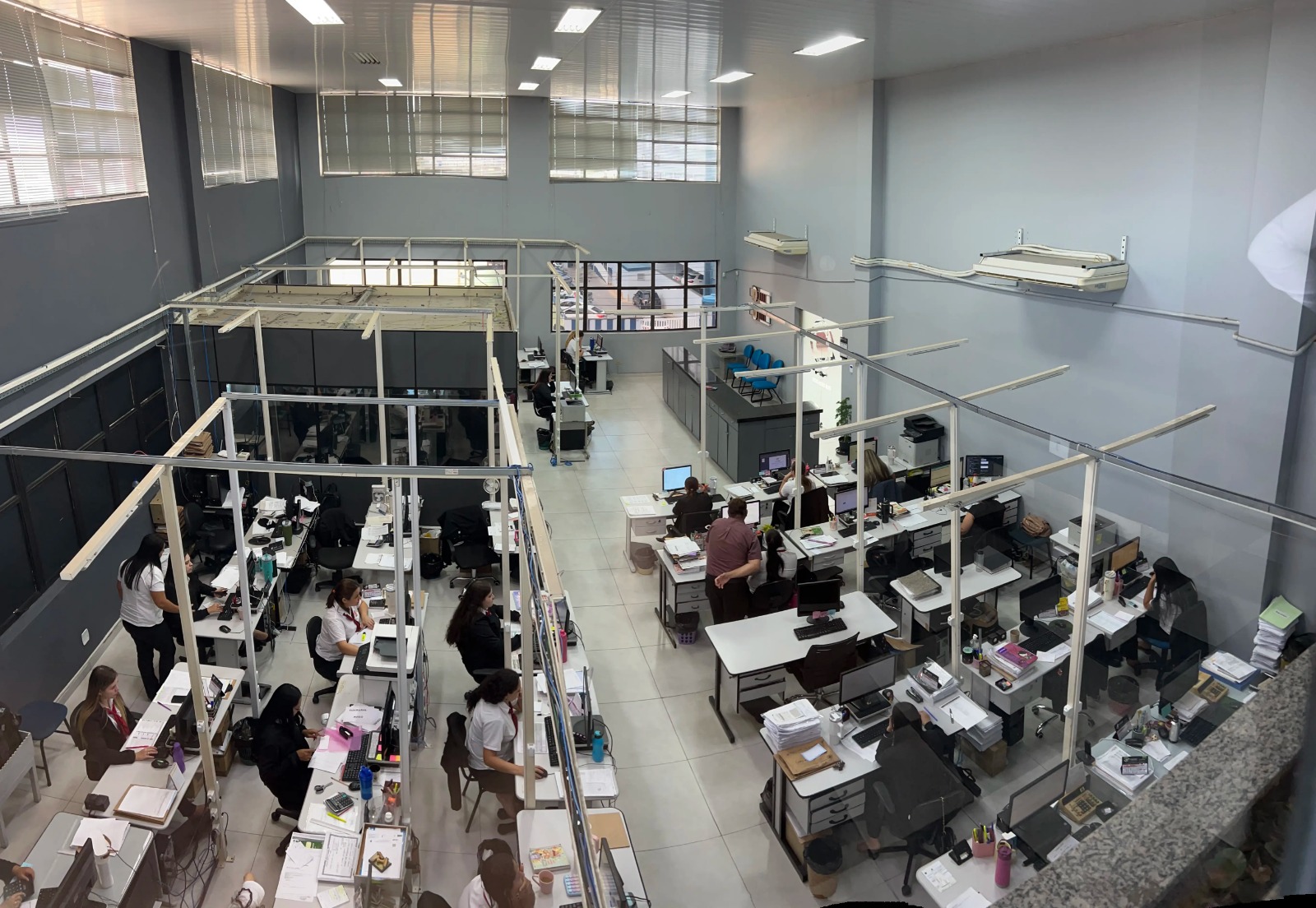 Sede da ContaSP — equipe operando no escritório